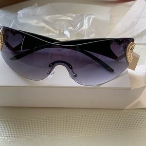 - - ⭐️⭐️⭐️HOST PICK⭐️⭐️⭐️NWOT, Y2K Wrap Around Sunglasses, Black/Grey, Bea…